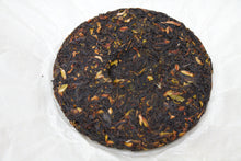 Load image into Gallery viewer, Da Xue Shan Wild Raw Pu-erh 2024 tea cake / 大雪山野生茶 茶饼