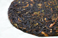 Load image into Gallery viewer, Da Xue Shan Wild Raw Pu-erh 2024 tea cake / 大雪山野生茶 茶饼