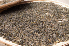Load image into Gallery viewer, Yan Ming Shan Raw Pu-erh 2017 / 岩鸣山古树生茶