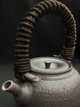 Load image into Gallery viewer, Tokoname Clay Top-handled Doubin WM27