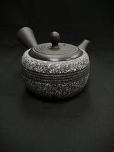 Load image into Gallery viewer, Tokoname Teapot Y865
